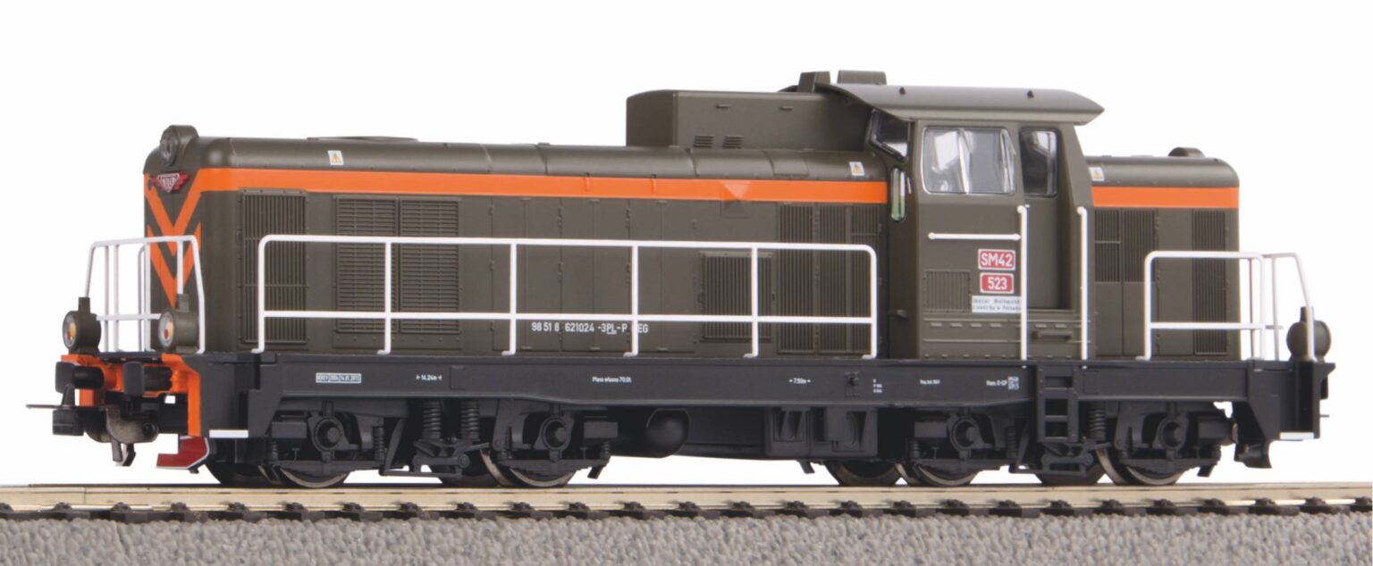 Piko 59273 Diesel locomotive SU42, PKP - The Scuderia 46